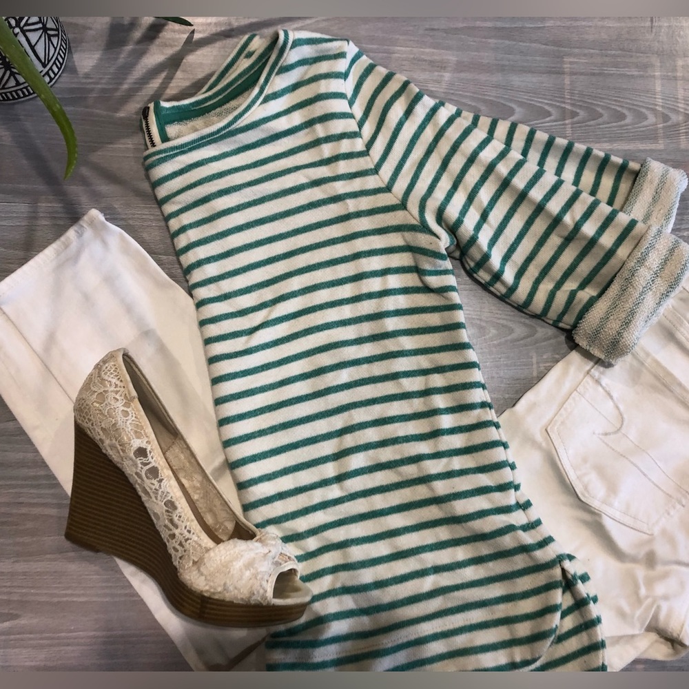 📌3/$22 Green and white striped shirt